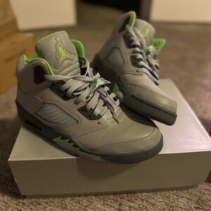 Air jordann retro 5 reflector grey and neon. Clean and lightly worn